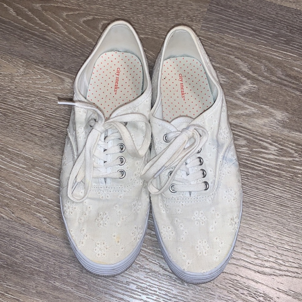 White Textured City Sneaks 7.5